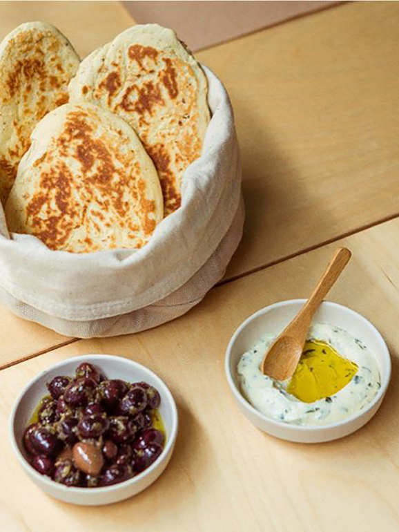 Couverts: pão grego caseiro, creme de ricotta e azeitonas marinadas
