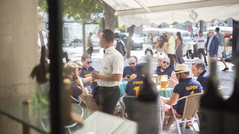 Lá fora, a azáfama é a do costume, assim como a clientela: maioritariamente turistas