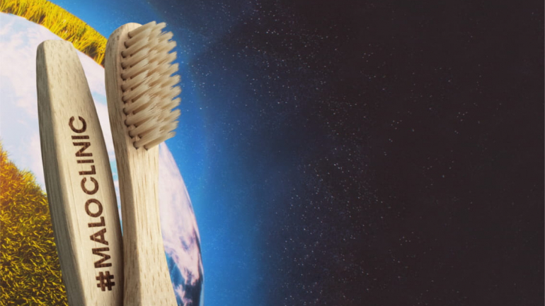 O kit inclui uma escova de dentes em bambu