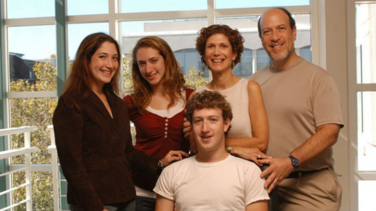 A família de Mark Zuckerberg: as irmãs, Randi e Arielle, e os pais, Karen e Ed, com Mark. California, 2005