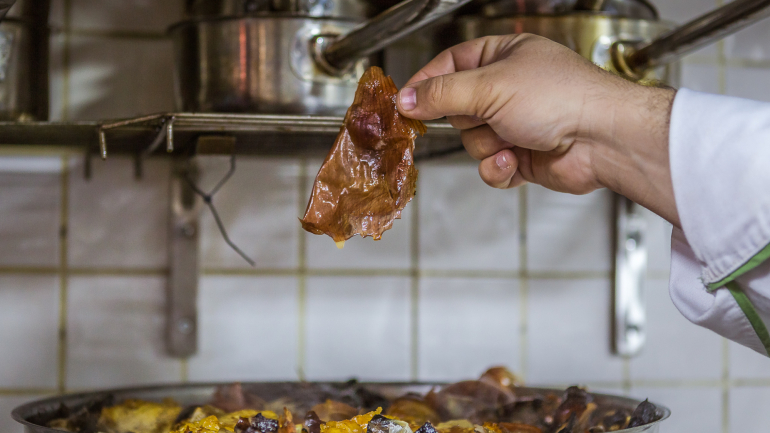Chef dá 11 dicas fáceis e surpreendentes para cozinhar em casa como um profissional.