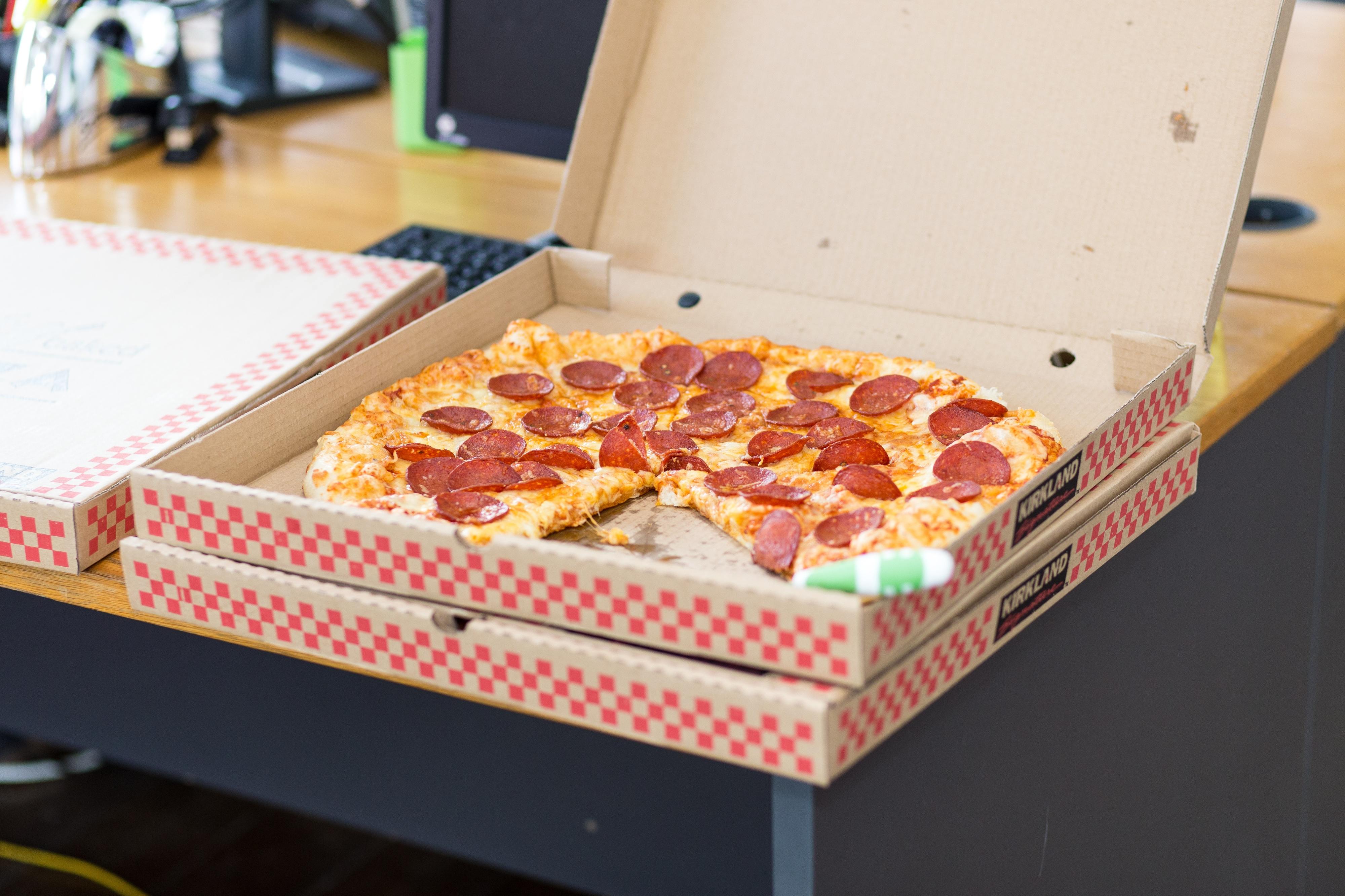 Jovens roubam cartão de débito para comprar pizzas e gastam cerca de 500€