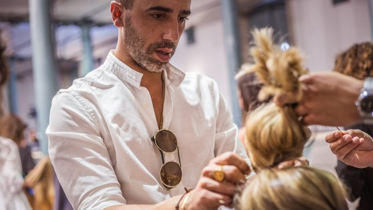 Vasco Freitas a preparar a MAGGIE, blogger da MAGG, para o segundo dia de Portugal Fashion