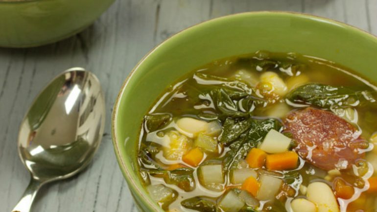 6 receitas de sopas aconchegantes para comer em dias de chuva