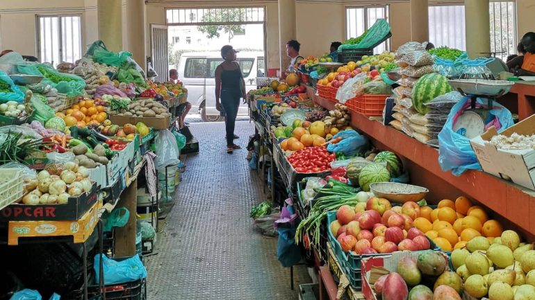 O mercado em Sal Rei, onde Indira Santos Silva vende fruta
