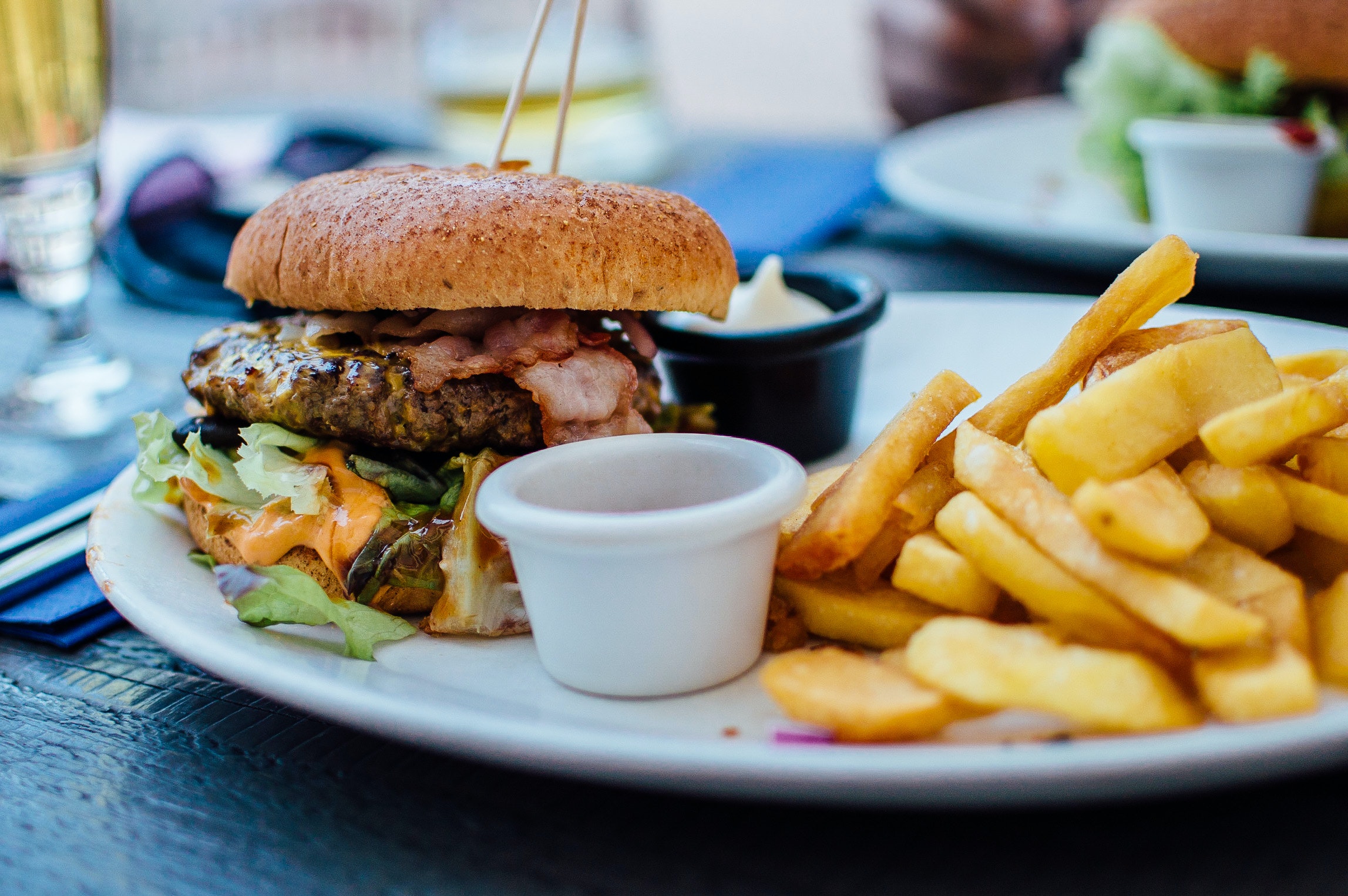 Está a comer só porque não tem nada para fazer? Nutricionistas dão dicas para controlar a fome emocional