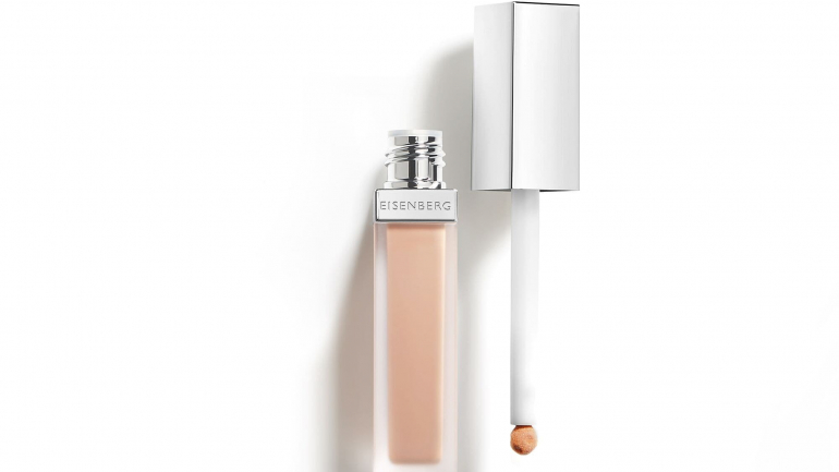 A tonalidade rosa deste corretor oferece extra luminosidade à pele 