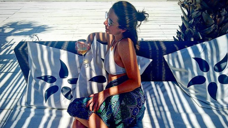 A apresentadora não dispensa um bom copo de vinho branco 