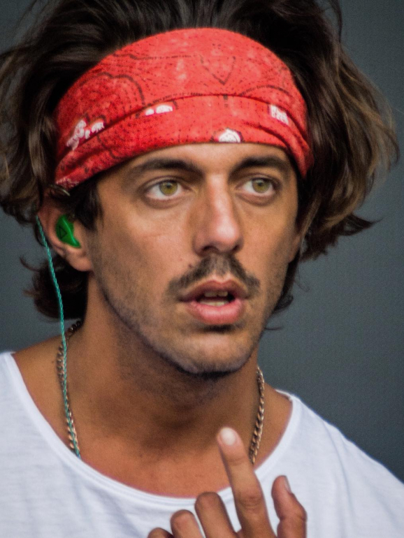 Francisco tem 29 anos e é um dos elementos da banda portuguesa D.A.M.A. Tem mais doze anos do que Bárbara Bandeira
