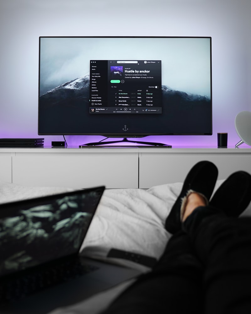 FBI alerta para o perigo das televisões inteligentes: hackers podem estar a espiá-lo
