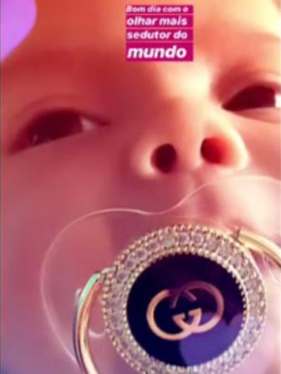 Valentina com o objeto de luxo 