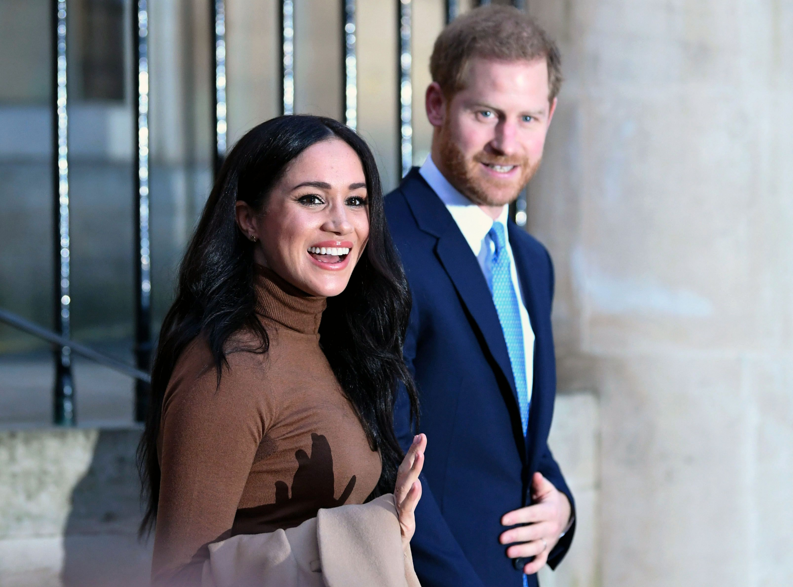 Harry e Meghan vão a antestreia no cinema e são sentados numa fila mais afastada. Veja o vídeo com as reações