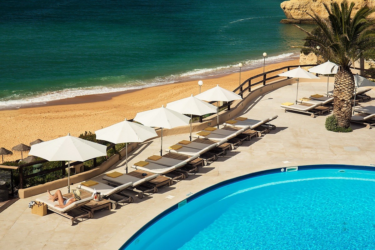 Queime os últimos cartuchos do verão nestes 6 hotéis no Algarve com piscinas apetecíveis