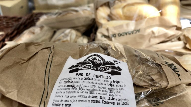 Um pão que seria de centeio, mas que se virmos os ingredientes com atenção, notamos que é de muito mais coisas