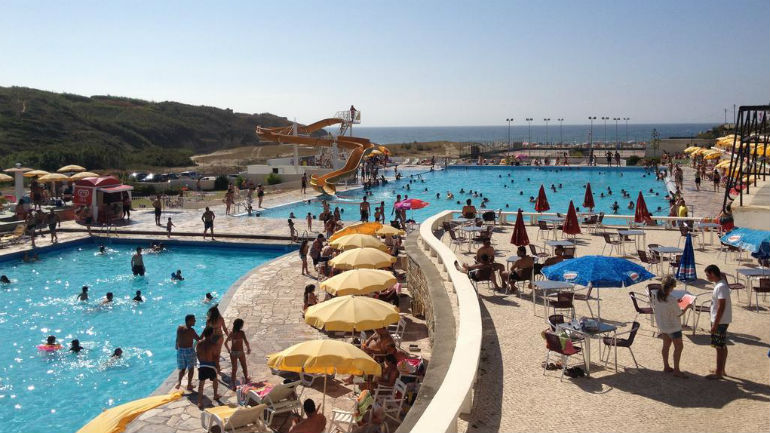 Se vai com crianças, a piscina da Praia das Maçãs é a escolha ideal — tem escorregas, zonas de salto e ainda um relvado