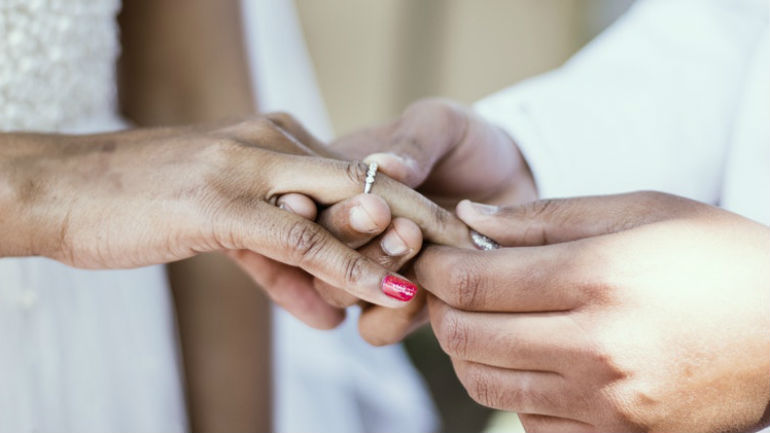 Homem de 95 anos casa com a própria filha. Família exige a anulação do casamento