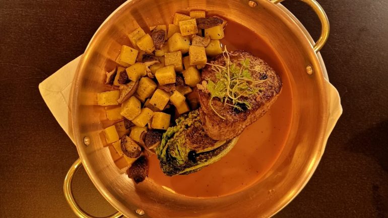 Bife de novilho à la creme, alho fermentado, batata doce e salsa (24,50€)