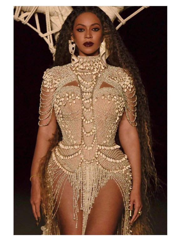 Beyoncé com a criação da Maison Alexandrine 