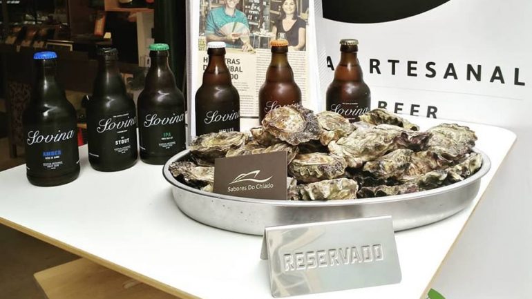 As ostras podem ser degustadas em menus onde são conjugadas com cerveja ou vinho