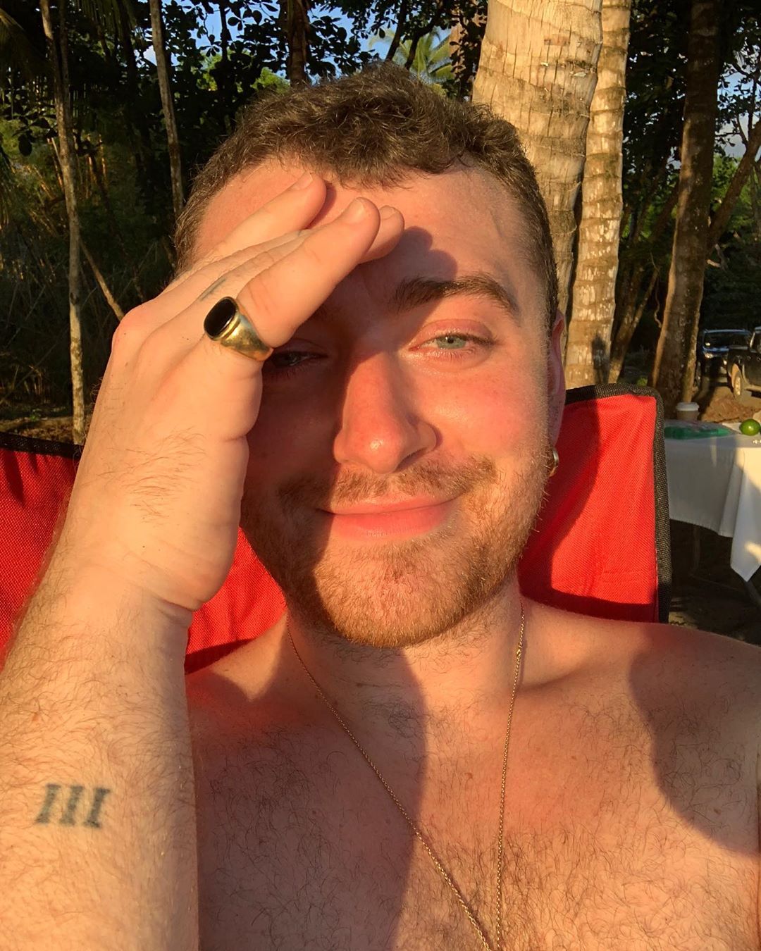 Sam Smith nunca teve tantos gostos no Instagram até partilhar esta fotografia nu na praia