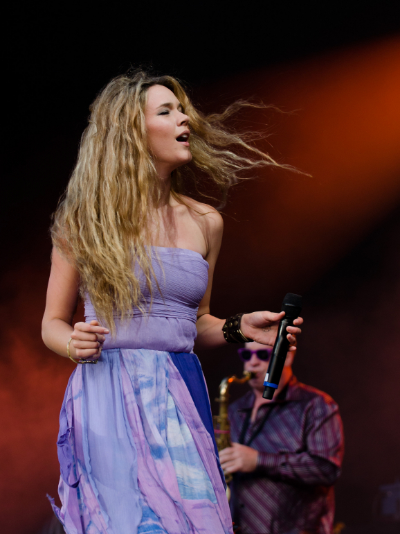 Joss Stone assistiu a vários concertos de outros artistas no meio do público