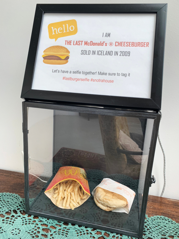 Menu cheeseburger exposto no hostel islandês Snotra House