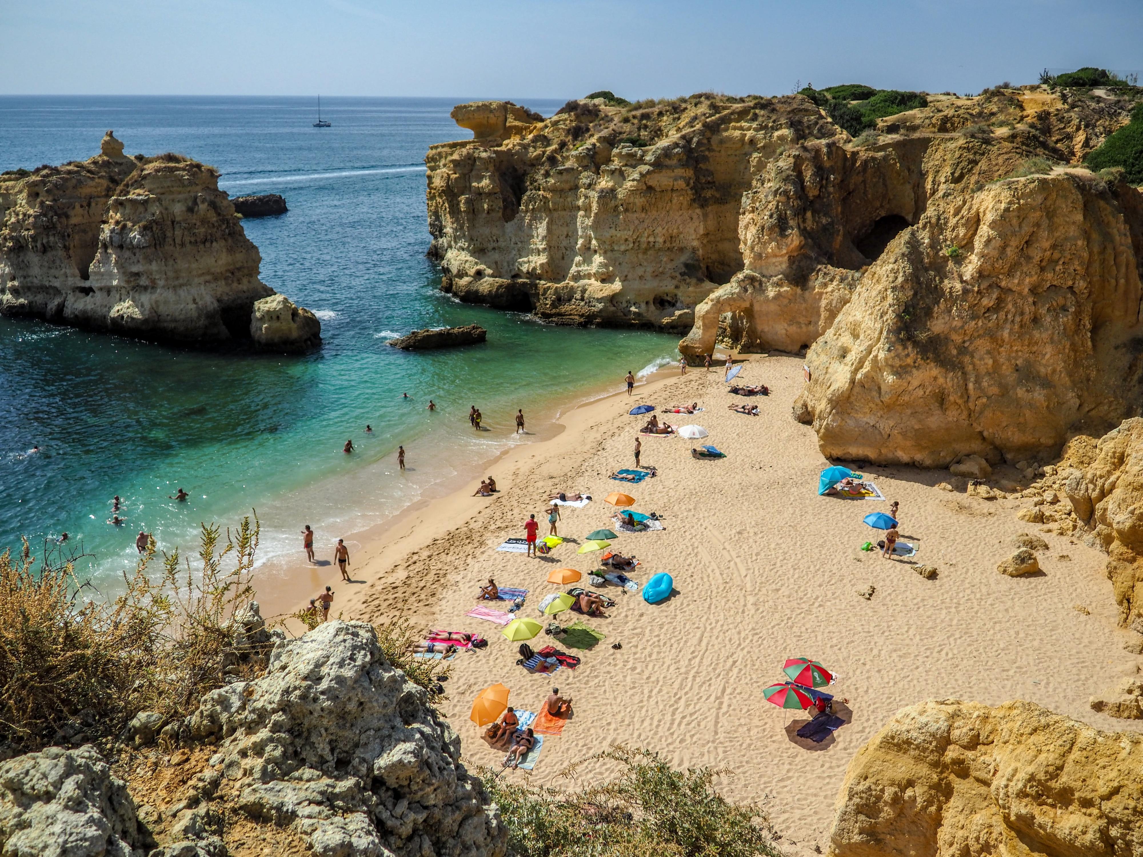 Tenho de usar máscara na toalha? Posso jogar raquetes? O que pode (e não deve) fazer na praia