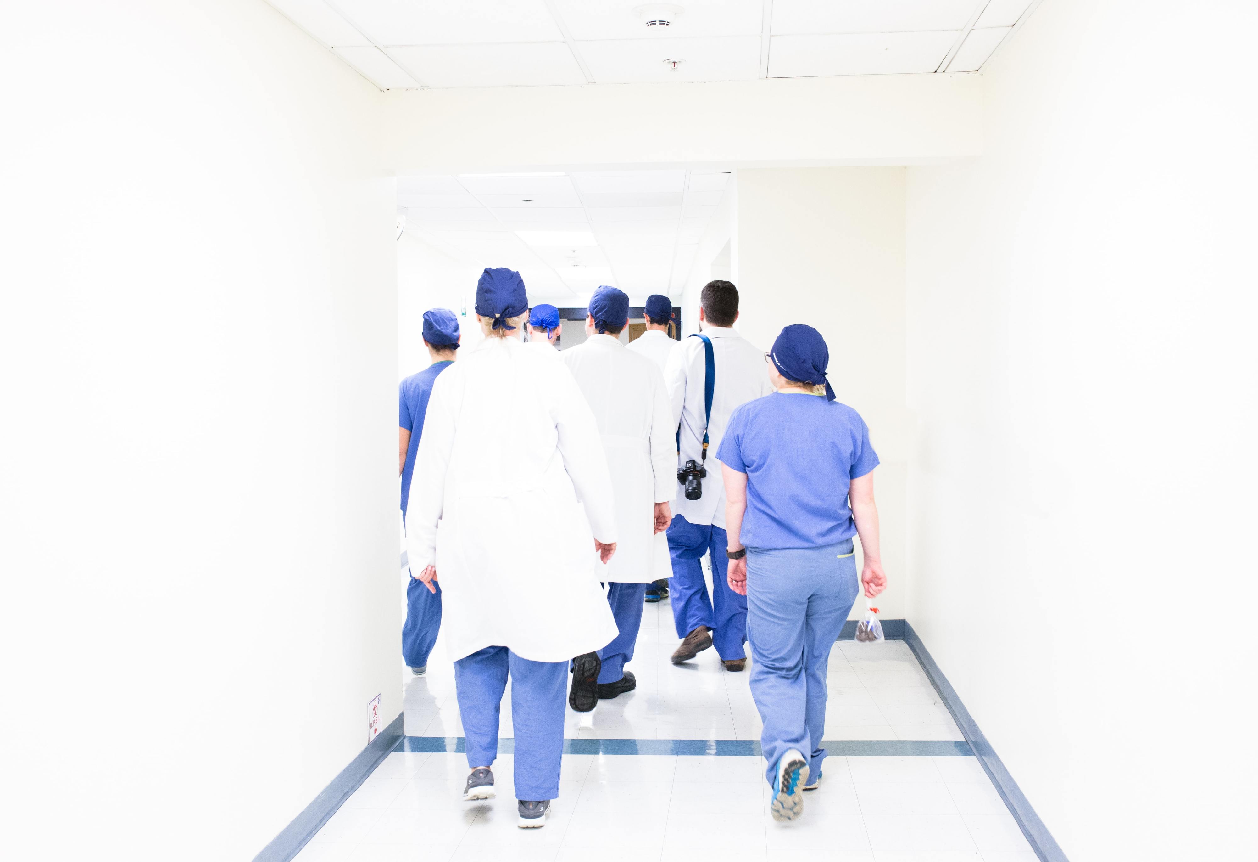 COVID-19. Sem equipamento, médicos e enfermeiros espanhóis cobrem-se com sacos do lixo