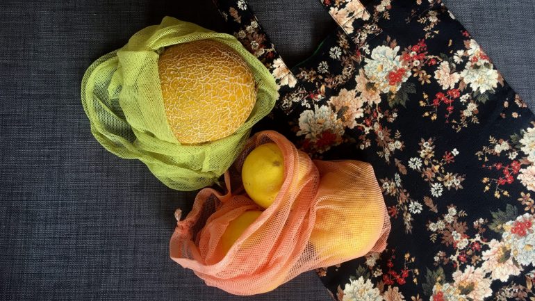 O sacos de rede para comprar frutas e legumes, mesmo que isso leve a olhares de desconfiança