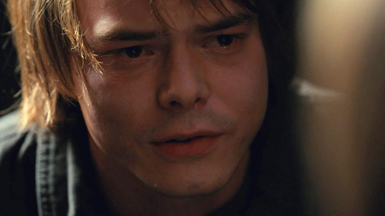Charlie Heaton é bem mais velho do que a sua personagem