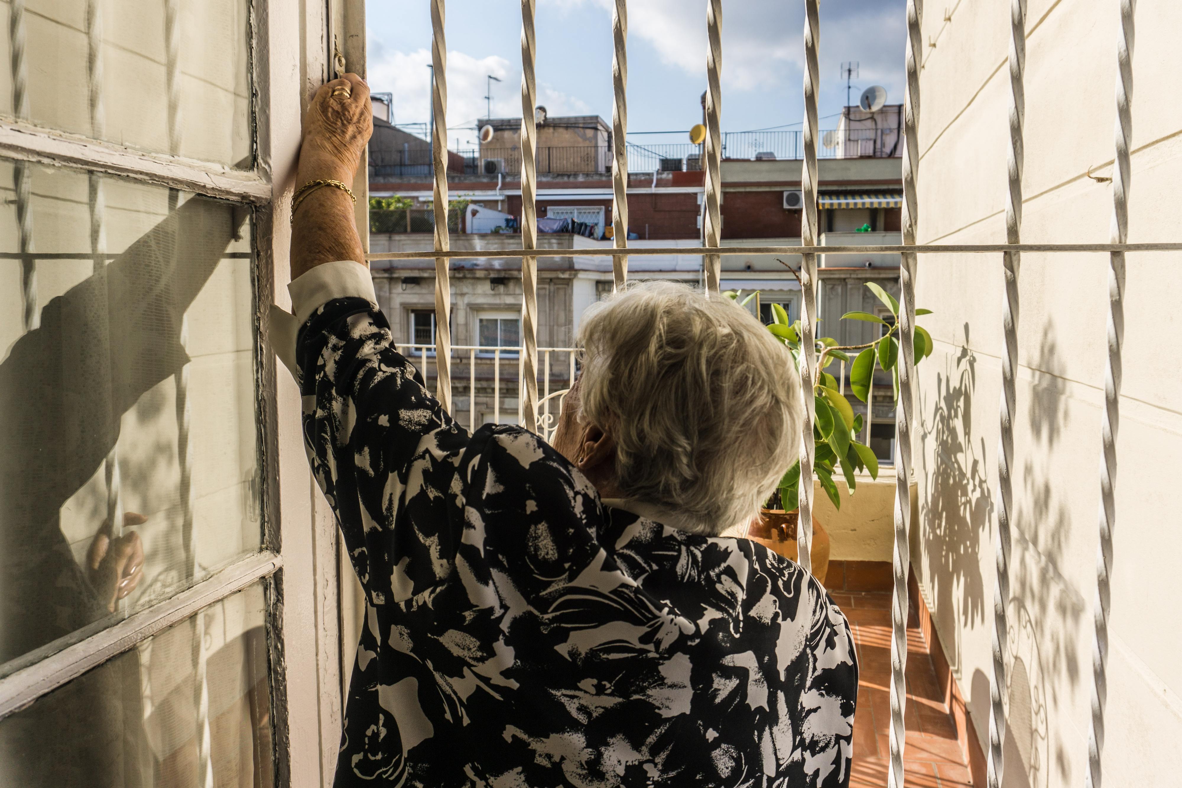 Os idosos estão isolados e em segurança. Mas cada vez mais deprimidos. Vale a pena o risco? Uma psicóloga responde