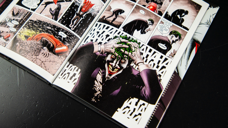 Uma das páginas de 'The Killing Joke', quando o Joker surge depois de ter caído num tanque de resíduos químicos