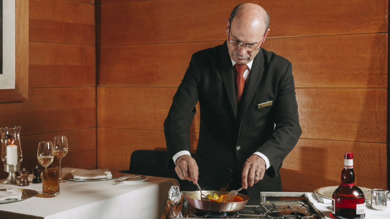 O chef de sala, Artur Caldas, prepara os crepes Suzette em frente ao cliente