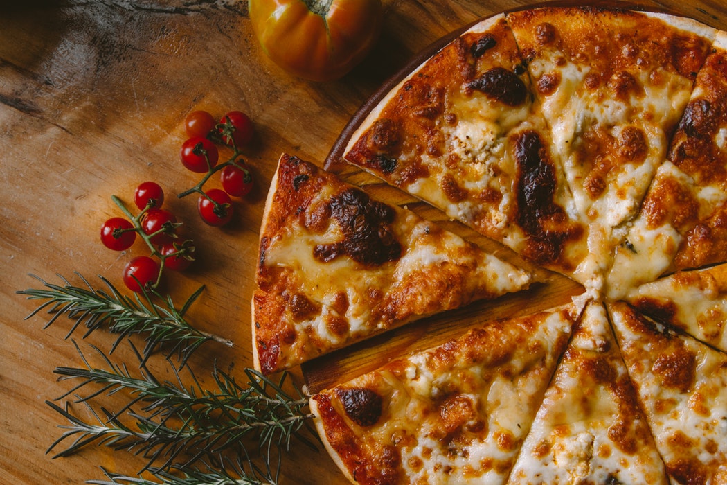 Pizzas cor-de-rosa, com cinco queijos ou de chilli com carne. As 10 pizzas mais originais de Lisboa e Porto