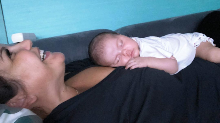 Filha de Kátia Aveiro com chupeta da Gucci