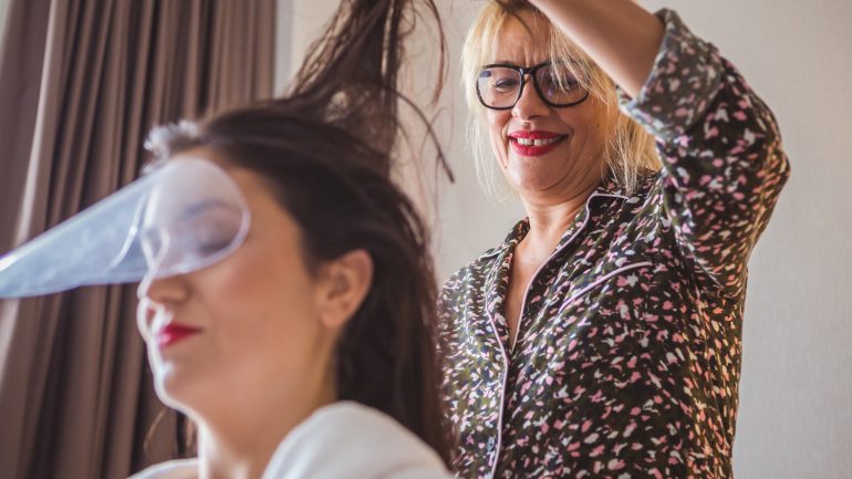 Carla a ser penteada por Helena Vaz Pereira, embaixadora da L'Oreal Professionnel.