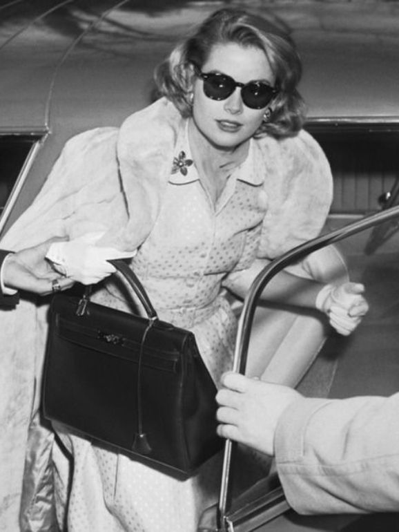 Grace Kelly com a carteira homónima 