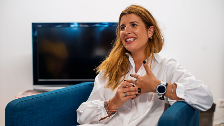 A entrevista decorreu nas vésperas do lançamento do livro, na redação da MAGG