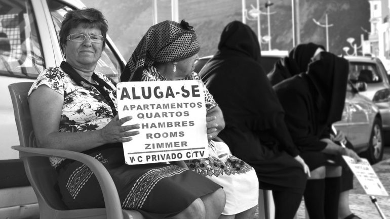 Mulheres de sete saias, sotaque inconfundível e cartazes a arrendar chambres, rooms e zimmers. Um clássico da Nazaré.
