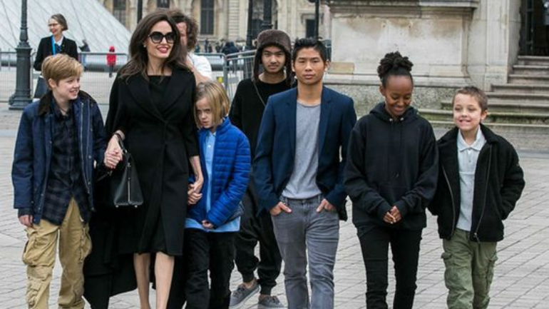 Angelina Jolie com os seis filhos 