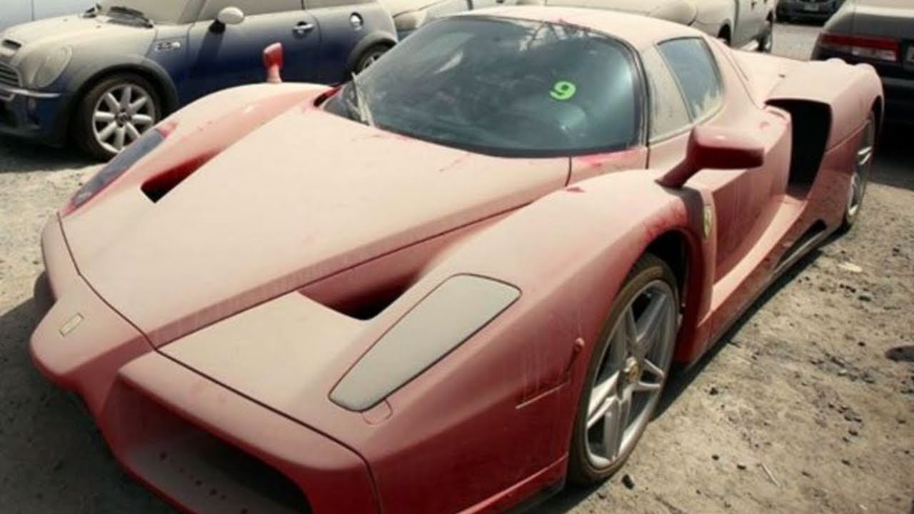 Perto do Dubai há um cemitério de carros de luxo