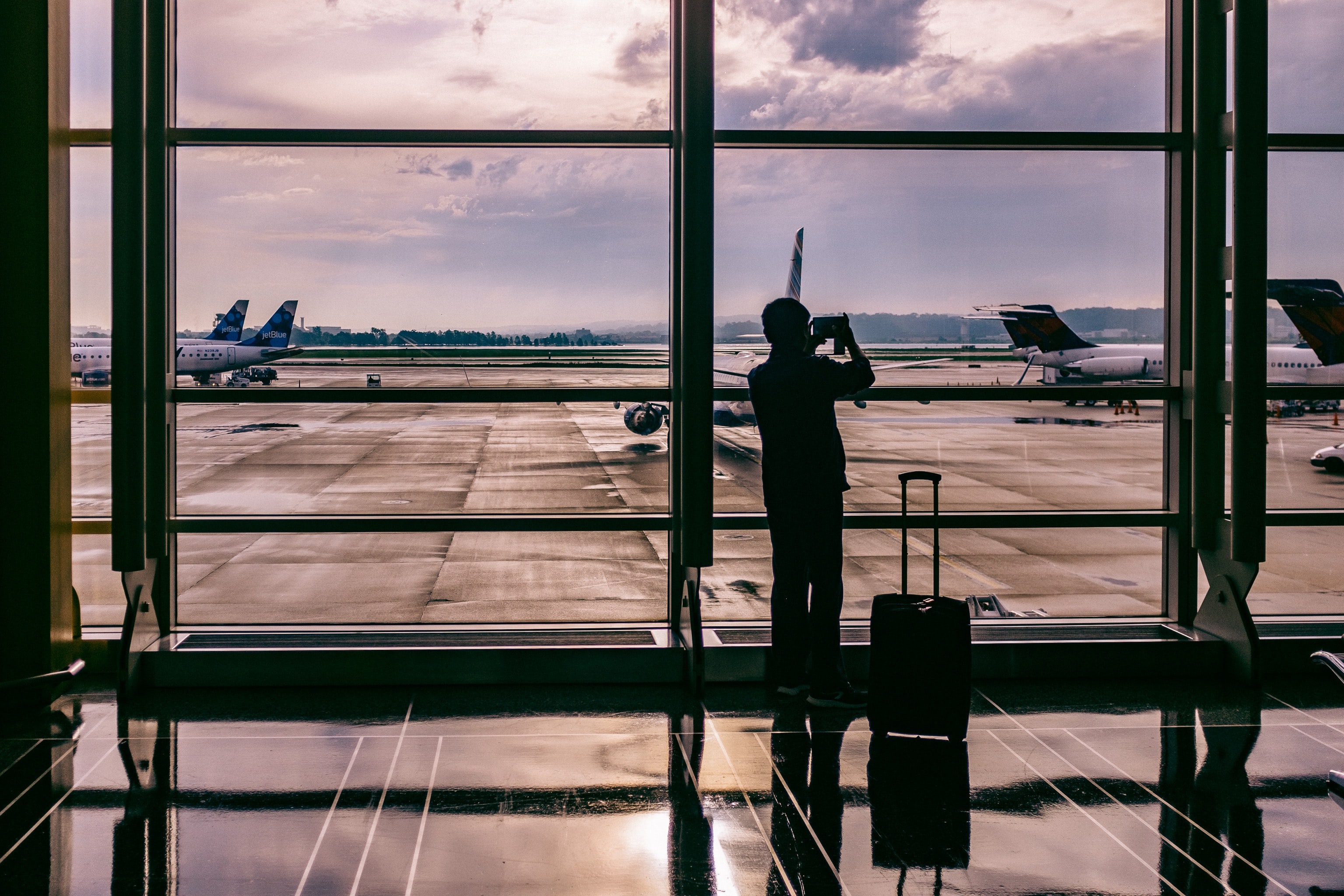 Vacinados sem testes negativos ou quarentenas. Há menos restrições para viajar
