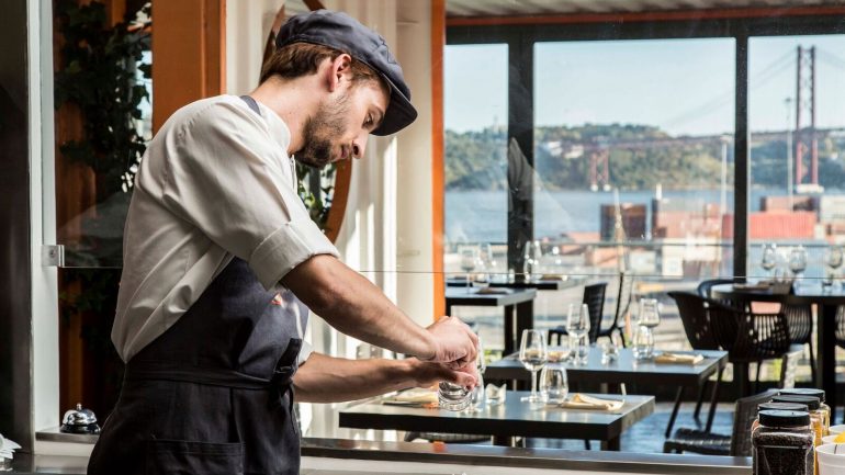 Bruno Rodrigues, 38 anos, é o chef à frente da cozinha do Okah