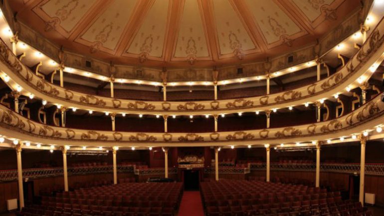 O Teatro Sá da Bandeira abre as portas e faz visitas guiadas pelos seus espaços