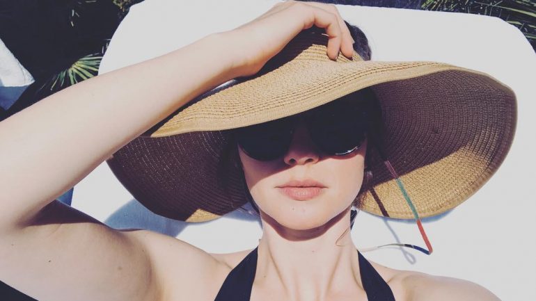 Além do protetor solar, Joana Santos protege-se ainda com óculos de sol e chapéu