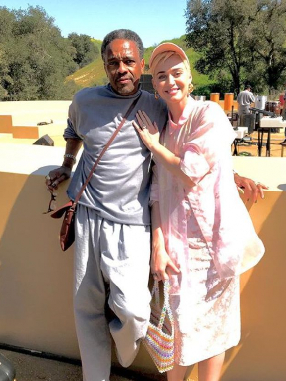 Katy Perry e Tony Williams no local da cerimónia no dia 23 de março