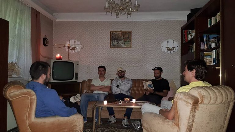 Os cinco fotógrafos numa casa na Áustria