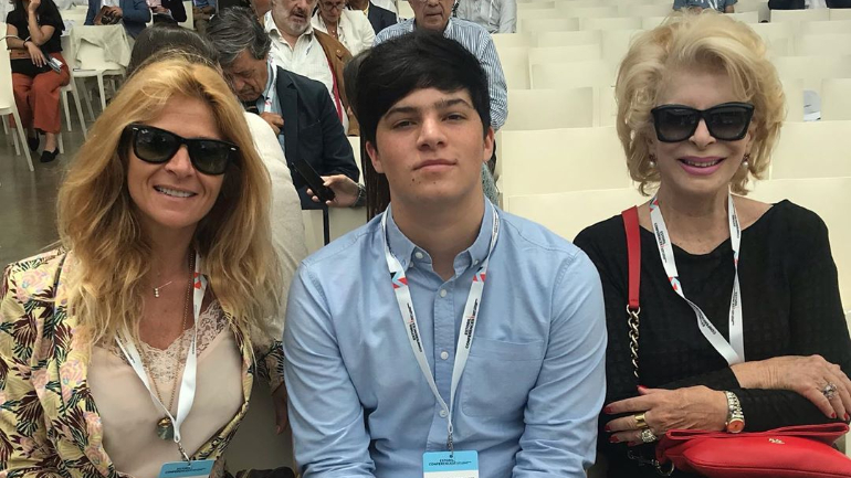 Lili Caneças com a filha Rita, à esquerda, e com o neto, ao centro 