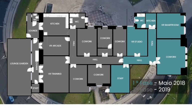 A azul está a área do espaço VR LAB que já existe. A cinzento a parte que ainda está por criar: o resto do piso vai estar disponível para utilização no início de 2019 