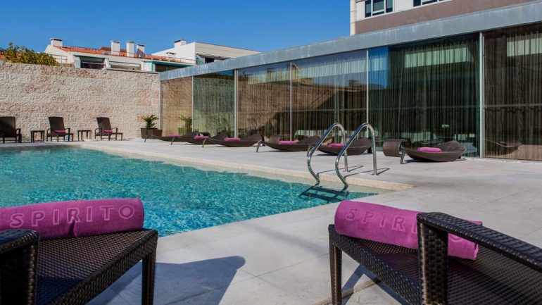 Para além do acesso à piscina exterior, pode aventurar-se no circuito de águas do spa